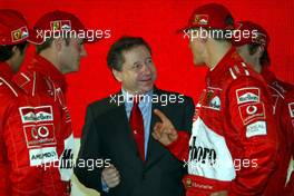 07.02.2003 Maranello, Italien, Ferrari, offizielle Formel1 Präsentation (Launch des F2003GA), Scuderia Ferrari Marlboro, in der neuen Logistik-Halle auf dem Gelände von Ferrari, hier: Rubens Barrichello, Jean Todt (Teamchef, General Manager), Michael Schumacher - (Februar, Mugello, Italy, Formel 1, F1, 2003)  c Copyright: Photos mit - xpb.cc - kennzeichnen, weitere Bilder auf der Bilddatenbank