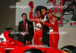 07.02.2003 Maranello, Italien, Ferrari, offizielle Formel1 Präsentation (Launch des F2003GA), Scuderia Ferrari Marlboro, in der neuen Logistik-Halle auf dem Gelände von Ferrari, hier: Michael Schumacher, Jean Todt (Teamchef, General Manager),  Luca di Montezemolo, (Präsident, Chairman & Managing Director), Rubens Barrichello - (Februar, Mugello, Italy, Formel 1, F1, 2003)  c Copyright: Photos mit - xpb.cc - kennzeichnen, weitere Bilder auf der Bilddatenbank