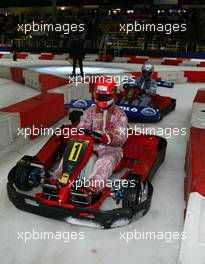 07.11.2003 Frankfurt, Deutschland, "Michael Schumacher on Ice" in der Frankfurter Eissporthalle. - MS tritt u.a. bei einem Kartrennen gegen Hobbyrennfahrer an. Die Eintrittsgelder des Events gehen an die UNESCO (Fiat Stilo, Fans, Autgramme, Präsentation Fiat Stilo Abarth - Weitere Bilder auf www.xpb.cc, eMail: info@xpb.cc - Belegexemplare senden. Abdruck ist honorarpflichtig. c Copyrightnachweis: Grimm / xpb.cc