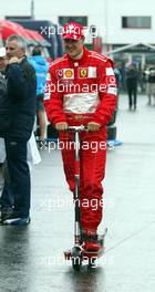 04.07.2003 Magny - Cours, Frankreich, F1, Freitag, Michael Schumacher (D, Ferrari) mit seinem Scooter - Magny - Cours, Circuit de Nevers, Formel 1 Grand Prix (GP) von Frankreich 2003, France, Nevers - Alle Bilder auf www.xpb.cc, eMail: info@xpb.cc - Abdruck ist honorarpflichtig. c Copyrightnachweis: xpb.cc