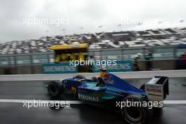 04.07.2003 Magny - Cours, Frankreich, F1, Freitag, Heinz-Harald Frentzen (Heinz Harald, D, 10), Sauber Petronas, fährt aus der Box (Pit) - Magny - Cours, Circuit de Nevers, Formel 1 Grand Prix (GP) von Frankreich 2003, France, Nevers - Alle Bilder auf www.xpb.cc, eMail: info@xpb.cc - Abdruck ist honorarpflichtig. c Copyrightnachweis: xpb.cc