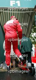 04.07.2003 Magny - Cours, Frankreich, F1, Freitag, Michael Schumacher (D, Ferrari) mit seinem Scooter - Magny - Cours, Circuit de Nevers, Formel 1 Grand Prix (GP) von Frankreich 2003, France, Nevers - Alle Bilder auf www.xpb.cc, eMail: info@xpb.cc - Abdruck ist honorarpflichtig. c Copyrightnachweis: xpb.cc