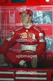 04.07.2003 Magny - Cours, Frankreich, F1, Freitag, Michael Schumacher (D, 01, F2003-GA), Scuderia Ferrari Marlboro, in der Box (Pit) - Magny - Cours, Circuit de Nevers, Formel 1 Grand Prix (GP) von Frankreich 2003, France, Nevers - Alle Bilder auf www.xpb.cc, eMail: info@xpb.cc - Abdruck ist honorarpflichtig. c Copyrightnachweis: xpb.cc