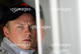 04.07.2003 Magny - Cours, Frankreich, F1, Freitag, Kimi Raikkonen, (Räikkönen, FIN, 06), West McLaren Mercedes, in der Box (Pit) - Magny - Cours, Circuit de Nevers, Formel 1 Grand Prix (GP) von Frankreich 2003, France, Nevers - Alle Bilder auf www.xpb.cc, eMail: info@xpb.cc - Abdruck ist honorarpflichtig. c Copyrightnachweis: xpb.cc