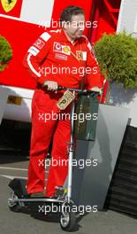 05.07.2003 Magny - Cours, Frankreich, F1, Samstag, Jean Todt (Ferrari, Teamchef, General Manager, GES), Portrait uaf einem Elektro Scooter - Magny - Cours, Circuit de Nevers, Formel 1 Grand Prix (GP) von Frankreich 2003, France, Nevers - Alle Bilder auf www.xpb.cc, eMail: info@xpb.cc - Abdruck ist honorarpflichtig. c Copyrightnachweis: xpb.cc