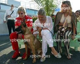 05.07.2003 Magny - Cours, Frankreich, F1, Samstag, Paddock Bereich, Corina Schumacher (Frau von F1 Rennfahrer Michael Schumacher, D, Ferrari) hat den Schäferhund SHIVA mitgebracht, rechts Barbara Stahl, Feature - Magny - Cours, Circuit de Nevers, Formel 1 Grand Prix (GP) von Frankreich 2003, France, Nevers - Alle Bilder auf www.xpb.cc, eMail: info@xpb.cc - Abdruck ist honorarpflichtig. c Copyrightnachweis: xpb.cc