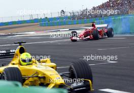 06.07.2003 Magny - Cours, Frankreich, F1, Sonntag, Rennen (Aktion), GP von Frankreich, Rubens Barrichello (BR, 02), Scuderia Ferrari Marlboro, F2003-GA, auf der Strecke (Track)  dreht sich von der Strecke, vorne Ralph Firman (GB, Jordan Ford) - Magny - Cours, Circuit de Nevers, Formel 1 Grand Prix (GP) von Frankreich 2003, France, Nevers - Alle Bilder auf www.xpb.cc, eMail: info@xpb.cc - Abdruck ist honorarpflichtig. c Copyrightnachweis: xpb.cc