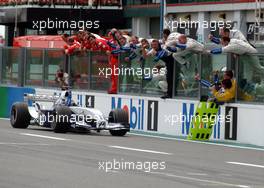 06.07.2003 Magny - Cours, Frankreich, F1, Sonntag, Rennen (Aktion), GP von Frankreich, FINISH, Ralf Schumacher (D, 04), BMW WilliamsF1 Team, FW25, auf der Strecke (Track) - Magny - Cours, Circuit de Nevers, Formel 1 Grand Prix (GP) von Frankreich 2003, France, Nevers - Alle Bilder auf www.xpb.cc, eMail: info@xpb.cc - Abdruck ist honorarpflichtig. c Copyrightnachweis: xpb.cc