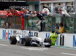 06.07.2003 Magny - Cours, Frankreich, F1, Sonntag, Rennen (Aktion), GP von Frankreich, Finish, Ralf Schumacher (D, BMW WilliamsF1) - Magny - Cours, Circuit de Nevers, Formel 1 Grand Prix (GP) von Frankreich 2003, France, Nevers - Alle Bilder auf www.xpb.cc, eMail: info@xpb.cc - Abdruck ist honorarpflichtig. c Copyrightnachweis: xpb.cc