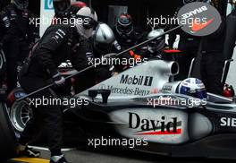 06.07.2003 Magny - Cours, Frankreich, F1, Sonntag, Rennen (Aktion), GP von Frankreich, beim Tankstop von David Coulthard (GB, McLaren Mercedes) wird der "Tankmann" niedergerissen - Magny - Cours, Circuit de Nevers, Formel 1 Grand Prix (GP) von Frankreich 2003, France, Nevers - Alle Bilder auf www.xpb.cc, eMail: info@xpb.cc - Abdruck ist honorarpflichtig.  LEGAL NOTICE: THIS PICTURE IS NOT FOR UK (Great Britain, England...) PRINT USE, KEINE PRINT BILDNUTZUNG IN ENGLAND!  c Copyrightnachweis: xpb.cc