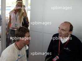 06.07.2003 Magny - Cours, Frankreich, F1, Sonntag, Rennen (Aktion), GP von Frankreich, nach dem Rennen, Ralf Schumacher (D, BMW WilliamsF1) und Frank Williams, Sir (WilliamsF1, Teamchef, Managing Director & Team Principal), Portrait, hinten Cora Schumacher - Magny - Cours, Circuit de Nevers, Formel 1 Grand Prix (GP) von Frankreich 2003, France, Nevers - Alle Bilder auf www.xpb.cc, eMail: info@xpb.cc - Abdruck ist honorarpflichtig. c Copyrightnachweis: xpb.cc