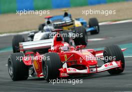 06.07.2003 Magny - Cours, Frankreich, F1, Sonntag, Rennen (Aktion), GP von Frankreich, Michael Schumacher (D, Ferrari), David Coulthard (GB, McLaren Mercedes), Jarno Trulli (I, 07), Mild Seven Renault F1 Team, R23, auf der Strecke (Track) - Magny - Cours, Circuit de Nevers, Formel 1 Grand Prix (GP) von Frankreich 2003, France, Nevers - Alle Bilder auf www.xpb.cc, eMail: info@xpb.cc - Abdruck ist honorarpflichtig. c Copyrightnachweis: xpb.cc