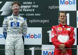 06.07.2003 Magny - Cours, Frankreich, F1, Sonntag, Podium nach dem Rennen zum GP von Frankreich, Ralf Schumacher (D, BMW WilliamsF1), Michael Schumacher (D, Ferrari) - Magny - Cours, Circuit de Nevers, Formel 1 Grand Prix (GP) von Frankreich 2003, France, Nevers - Alle Bilder auf www.xpb.cc, eMail: info@xpb.cc - Abdruck ist honorarpflichtig. c Copyrightnachweis: xpb.cc
