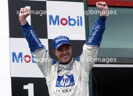 06.07.2003 Magny - Cours, Frankreich, F1, Sonntag, Podium nach dem Rennen zum GP von Frankreich, Ralf Schumacher (D, BMW WilliamsF1)  - Magny - Cours, Circuit de Nevers, Formel 1 Grand Prix (GP) von Frankreich 2003, France, Nevers - Alle Bilder auf www.xpb.cc, eMail: info@xpb.cc - Abdruck ist honorarpflichtig. c Copyrightnachweis: xpb.cc