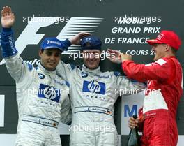 06.07.2003 Magny - Cours, Frankreich, F1, Sonntag, Podium nach dem Rennen zum GP von Frankreich, Juan-Pablo Montoya (CO, BMW WilliamsF1), Ralf Schumacher (D, BMW WilliamsF1), Michael Schumacher (D, Ferrari) - Magny - Cours, Circuit de Nevers, Formel 1 Grand Prix (GP) von Frankreich 2003, France, Nevers - Alle Bilder auf www.xpb.cc, eMail: info@xpb.cc - Abdruck ist honorarpflichtig. c Copyrightnachweis: xpb.cc