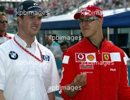 06.07.2003 Magny - Cours, Frankreich, F1, Sonntag, Fahrerparade, Ralf Schumacher (D, BMW WilliamsF1), Michael Schumacher (D, Ferrari) - Magny - Cours, Circuit de Nevers, Formel 1 Grand Prix (GP) von Frankreich 2003, France, Nevers - Alle Bilder auf www.xpb.cc, eMail: info@xpb.cc - Abdruck ist honorarpflichtig. c Copyrightnachweis: xpb.cc
