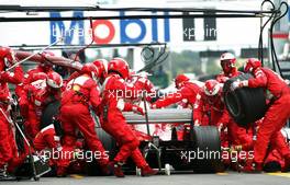 06.07.2003 Magny - Cours, Frankreich, F1, Sonntag, Rennen (Aktion), GP von Frankreich, Boxenstopp von Michael Schumacher (D, Ferrari) - Magny - Cours, Circuit de Nevers, Formel 1 Grand Prix (GP) von Frankreich 2003, France, Nevers - Alle Bilder auf www.xpb.cc, eMail: info@xpb.cc - Abdruck ist honorarpflichtig. c Copyrightnachweis: xpb.cc