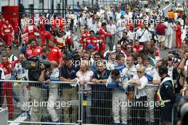 06.07.2003 Magny - Cours, Frankreich, F1, Sonntag, Rennen (Aktion), GP von Frankreich, Cora Schumacher am Park Ferme - Magny - Cours, Circuit de Nevers, Formel 1 Grand Prix (GP) von Frankreich 2003, France, Nevers - Alle Bilder auf www.xpb.cc, eMail: info@xpb.cc - Abdruck ist honorarpflichtig. c Copyrightnachweis: xpb.cc
