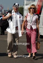 06.07.2003 Magny - Cours, Frankreich, F1, Sonntag, Jacques Villeneuve (CDN, BAR Honda) und seine Freundin Ellen Green (Balett Tänzerin) - Magny - Cours, Circuit de Nevers, Formel 1 Grand Prix (GP) von Frankreich 2003, France, Nevers - Alle Bilder auf www.xpb.cc, eMail: info@xpb.cc - Abdruck ist honorarpflichtig. c Copyrightnachweis: xpb.cc