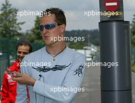 03.07.2003 Magny - Cours, Frankreich, F1, Donnerstag, Michael Schumacher (D, Ferrari) bei seiner Ankunft an der Rennstrecke - Magny - Cours, Circuit de Nevers, Formel 1 Grand Prix (GP) von Frankreich 2003, France, Nevers - Alle Bilder auf www.xpb.cc, eMail: info@xpb.cc - Abdruck ist honorarpflichtig. c Copyrightnachweis: xpb.cc