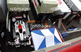 03.07.2003 Magny - Cours, Frankreich, F1, Donnerstag, der Gerichtsvollzieher kommt mit Polizeigeleit zu BAR Honda um einen Wagen zu beschlagnahmen und die LKWS zu versiegeln - die Rennwagen werden in die Trucks geschoben - Magny - Cours, Circuit de Nevers, Formel 1 Grand Prix (GP) von Frankreich 2003, France, Nevers - LEGAL NOTICE: THIS PICTURE IS NOT FOR UK (Great Britain, England...) PRINT USE, KEINE PRINT BILDNUTZUNG IN ENGLAND! - Alle Bilder auf www.xpb.cc, eMail: info@xpb.cc - Abdruck ist honorarpflichtig. c Copyrightnachweis: xpb.cc