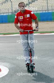 03.07.2003 Magny - Cours, Frankreich, F1, Donnerstag, Rubens Barrichello (BR, Ferrari)  auf Besichtigungsfahrt mit dem Elektro Scooter, schaut sich u.a. den neuen Streckenabschnitt an - Magny - Cours, Circuit de Nevers, Formel 1 Grand Prix (GP) von Frankreich 2003, France, Nevers - Alle Bilder auf www.xpb.cc, eMail: info@xpb.cc - Abdruck ist honorarpflichtig. c Copyrightnachweis: xpb.cc