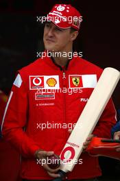 18.07.2003 Silverstone, England, UK - F1, Freitag, Photocall / Sponsortermin vor der Ferrai Box von Vodafone: Cricket Spieler (Michael Vaughan, James Anderson, Alec Stewart, Andy Flintoff) aus England und Michael Schumacher (D, Ferrari) - Silverstone Grand Prix Circuit, Großer Preis von Großbritannien 2003, GP, Formel 1, England, UK, Great Britain, Foster's British Grand Prix - Alle Bilder auf www.xpb.cc, eMail: info@xpb.cc - Abdruck ist honorarpflichtig. c Copyrightnachweis: xpb.cc