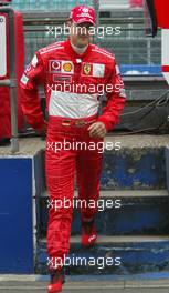 18.07.2003 Silverstone, England, UK - F1, Freitag, Michael Schumacher (D, Ferrari) geht von der Boxenmauer in die Box - Silverstone Grand Prix Circuit, Großer Preis von Großbritannien 2003, GP, Formel 1, England, UK, Great Britain, Foster's British Grand Prix - Alle Bilder auf www.xpb.cc, eMail: info@xpb.cc - Abdruck ist honorarpflichtig. c Copyrightnachweis: xpb.cc