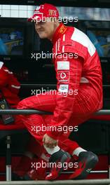 18.07.2003 Silverstone, England, UK - F1, Freitag, Michael Schumacher (D, Ferrari) sitzt an der Boxenmauer - Silverstone Grand Prix Circuit, Großer Preis von Großbritannien 2003, GP, Formel 1, England, UK, Great Britain, Foster's British Grand Prix - Alle Bilder auf www.xpb.cc, eMail: info@xpb.cc - Abdruck ist honorarpflichtig. c Copyrightnachweis: xpb.cc