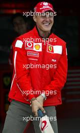 18.07.2003 Silverstone, England, UK - F1, Freitag, Photocall / Sponsortermin vor der Ferrai Box von Vodafone: Cricket Spieler (VL: Alec Stewart, James Anderson, Michael Vaughan) aus England und Michael Schumacher (D, Ferrari) - Silverstone Grand Prix Circuit, Großer Preis von Großbritannien 2003, GP, Formel 1, England, UK, Great Britain, Foster's British Grand Prix - Alle Bilder auf www.xpb.cc, eMail: info@xpb.cc - Abdruck ist honorarpflichtig. c Copyrightnachweis: xpb.cc