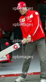 18.07.2003 Silverstone, England, UK - F1, Freitag, Photocall / Sponsortermin vor der Ferrai Box von Vodafone: Cricket Spieler (Michael Vaughan, James Anderson, Alec Stewart, Andy Flintoff) aus England und Michael Schumacher (D, Ferrari) - Silverstone Grand Prix Circuit, Großer Preis von Großbritannien 2003, GP, Formel 1, England, UK, Great Britain, Foster's British Grand Prix - Alle Bilder auf www.xpb.cc, eMail: info@xpb.cc - Abdruck ist honorarpflichtig. c Copyrightnachweis: xpb.cc