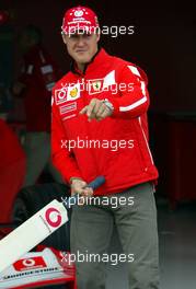 18.07.2003 Silverstone, England, UK - F1, Freitag, Photocall / Sponsortermin vor der Ferrai Box von Vodafone: Cricket Spieler (Michael Vaughan, James Anderson, Alec Stewart, Andy Flintoff) aus England und Michael Schumacher (D, Ferrari) - Silverstone Grand Prix Circuit, Großer Preis von Großbritannien 2003, GP, Formel 1, England, UK, Great Britain, Foster's British Grand Prix - Alle Bilder auf www.xpb.cc, eMail: info@xpb.cc - Abdruck ist honorarpflichtig. c Copyrightnachweis: xpb.cc