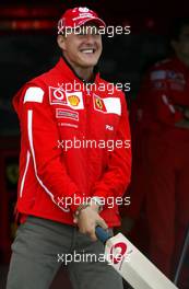 18.07.2003 Silverstone, England, UK - F1, Freitag, Photocall / Sponsortermin vor der Ferrai Box von Vodafone: Cricket Spieler (Michael Vaughan, James Anderson, Alec Stewart, Andy Flintoff) aus England und Michael Schumacher (D, Ferrari) - Silverstone Grand Prix Circuit, Großer Preis von Großbritannien 2003, GP, Formel 1, England, UK, Great Britain, Foster's British Grand Prix - Alle Bilder auf www.xpb.cc, eMail: info@xpb.cc - Abdruck ist honorarpflichtig. c Copyrightnachweis: xpb.cc