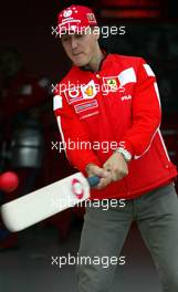 18.07.2003 Silverstone, England, UK - F1, Freitag, Photocall / Sponsortermin vor der Ferrai Box von Vodafone: Cricket Spieler (Michael Vaughan, James Anderson, Alec Stewart, Andy Flintoff) aus England und Michael Schumacher (D, Ferrari) - Silverstone Grand Prix Circuit, Großer Preis von Großbritannien 2003, GP, Formel 1, England, UK, Great Britain, Foster's British Grand Prix - Alle Bilder auf www.xpb.cc, eMail: info@xpb.cc - Abdruck ist honorarpflichtig. c Copyrightnachweis: xpb.cc