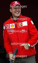 18.07.2003 Silverstone, England, UK - F1, Freitag, Photocall / Sponsortermin vor der Ferrai Box von Vodafone: Cricket Spieler (VL: Alec Stewart, James Anderson, Michael Vaughan) aus England und Michael Schumacher (D, Ferrari) - Silverstone Grand Prix Circuit, Großer Preis von Großbritannien 2003, GP, Formel 1, England, UK, Great Britain, Foster's British Grand Prix - Alle Bilder auf www.xpb.cc, eMail: info@xpb.cc - Abdruck ist honorarpflichtig. c Copyrightnachweis: xpb.cc