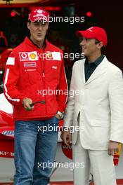 17.07.2003 Silverstone, England, UK - F1, Donnerstag, Promotermin von Vodafone mit Michael Schumacher (D, Ferrari) und dem Jockey FRANKIE DETTORI (Reiten) vor der Ferrari Box - Silverstone Grand Prix Circuit, Großer Preis von Großbritannien 2003, GP, Formel 1, England, UK, Great Britain, Foster's British Grand Prix - Alle Bilder auf www.xpb.cc, eMail: info@xpb.cc - Abdruck ist honorarpflichtig. c Copyrightnachweis: xpb.cc