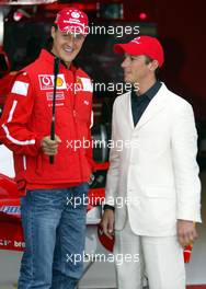 17.07.2003 Silverstone, England, UK - F1, Donnerstag, Promotermin von Vodafone mit Michael Schumacher (D, Ferrari) und dem Jockey FRANKIE DETTORI (Reiten) vor der Ferrari Box - Silverstone Grand Prix Circuit, Großer Preis von Großbritannien 2003, GP, Formel 1, England, UK, Great Britain, Foster's British Grand Prix - Alle Bilder auf www.xpb.cc, eMail: info@xpb.cc - Abdruck ist honorarpflichtig. c Copyrightnachweis: xpb.cc