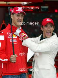 17.07.2003 Silverstone, England, UK - F1, Donnerstag, Promotermin von Vodafone mit Michael Schumacher (D, Ferrari) und dem Jockey FRANKIE DETTORI (Reiten) vor der Ferrari Box - Silverstone Grand Prix Circuit, Großer Preis von Großbritannien 2003, GP, Formel 1, England, UK, Great Britain, Foster's British Grand Prix - Alle Bilder auf www.xpb.cc, eMail: info@xpb.cc - Abdruck ist honorarpflichtig. c Copyrightnachweis: xpb.cc