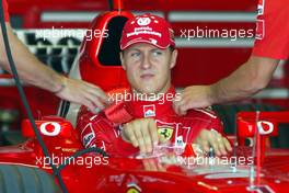 01.08.2003 Mannheim, Deutschland, F1 am Hockenheimring, Michael Schumacher (D, 01, F2003-GA), Scuderia Ferrari Marlboro, in der Box (Pit) - Freitag, Formel 1 Grand Prix (GP), Großer Preis von Deutschland 2003 (Länge 4.574m, Baden Württemberg) - Alle Bilder auf www.xpb.cc, eMail: info@xpb.cc - Abdruck ist honorarpflichtig. c Copyrightnachweis: xpb.cc