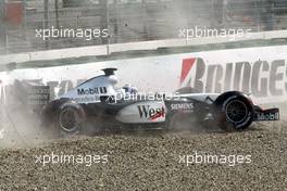 02.08.2003 Mannheim, Deutschland, F1 am Hockenheimring, David Coulthard (GB, 05), West McLaren Mercedes, MP4-17D, auf der Strecke (Track) nach seinem CRASH in der Sachs Kurve - Samstag, Formel 1 Grand Prix (GP), Großer Preis von Deutschland 2003 (Länge 4.574m, Baden Württemberg) - Alle Bilder auf www.xpb.cc, eMail: info@xpb.cc - Abdruck ist honorarpflichtig. c Copyrightnachweis: Wiessmann / xpb.cc