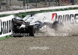 02.08.2003 Mannheim, Deutschland, F1 am Hockenheimring, David Coulthard (GB, 05), West McLaren Mercedes, MP4-17D, auf der Strecke (Track) nach seinem CRASH in der Sachs Kurve - Samstag, Formel 1 Grand Prix (GP), Großer Preis von Deutschland 2003 (Länge 4.574m, Baden Württemberg) - Alle Bilder auf www.xpb.cc, eMail: info@xpb.cc - Abdruck ist honorarpflichtig. c Copyrightnachweis: Wiessmann / xpb.cc