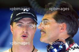 02.08.2003 Mannheim, Deutschland, F1 am Hockenheimring, Ralf Schumacher (D, BMW WilliamsF1) und Mario Theissen, Dr. (BMW, Motorsport Direktor), Portrait - Samstag, Formel 1 Grand Prix (GP), Großer Preis von Deutschland 2003 (Länge 4.574m, Baden Württemberg) - Alle Bilder auf www.xpb.cc, eMail: info@xpb.cc - Abdruck ist honorarpflichtig. c Copyrightnachweis: xpb.cc