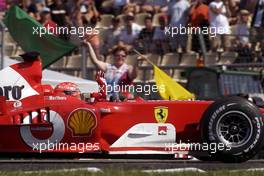 03.08.2003 Mannheim, Deutschland, F1 am Hockenheimring, Michael Schumacher (D, 01), Scuderia Ferrari Marlboro, F2003-GA, auf der Strecke (Track) jubelt zu den Fans - Sonntag, Formel 1 Grand Prix (GP), Großer Preis von Deutschland 2003 (Länge 4.574m, Baden Württemberg) - Alle Bilder auf www.xpb.cc, eMail: info@xpb.cc - Abdruck ist honorarpflichtig. c Copyrightnachweis:  photo4 / xpb.cc - LEGAL NOTICE: THIS PICTURE IS NOT FOR ITALY PRINT USE, KEINE PRINT BILDNUTZUNG IN ITALIEN!