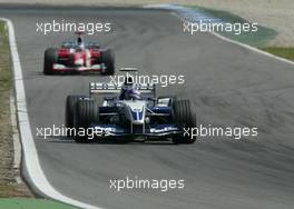 03.08.2003 Hockenheim, Deutschland, F1 am Hockenheimring, Rennen, Juan-Pablo Montoya (Juan Pablo, CO, 03), BMW WilliamsF1 Team, FW25, auf der Strecke (Track), Olivier Panis (F, Toyota Racing) - Sonntag, Formel 1 Grand Prix (GP), Großer Preis von Deutschland 2003 (Länge 4.574m, Baden Württemberg) - Alle Bilder auf www.xpb.cc, eMail: info@xpb.cc - Abdruck ist honorarpflichtig. c Copyrightnachweis: xpb.cc