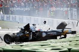 03.08.2003 Hockenheim, Deutschland, F1 am Hockenheimring, Start zum GP von Deutschland, CRASH / Unfall von Kimi Raikkonen, (Räikkönen, FIN, 06), West McLaren Mercedes, MP4-17D, auf der Strecke (Track) - Sonntag, Formel 1 Grand Prix (GP), Großer Preis von Deutschland 2003 (Länge 4.574m, Baden Württemberg) - Alle Bilder auf www.xpb.cc, eMail: info@xpb.cc - Abdruck ist honorarpflichtig. c Copyrightnachweis: xpb.cc