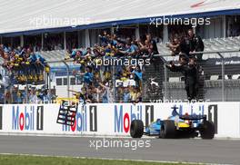 03.08.2003 Hockenheim, Deutschland, F1 am Hockenheimring, Rennen, FINISH, Fernando Alonso (E, 08), Mild Seven Renault F1 Team, R23, auf der Strecke (Track) - Sonntag, Formel 1 Grand Prix (GP), Großer Preis von Deutschland 2003 (Länge 4.574m, Baden Württemberg) - Alle Bilder auf www.xpb.cc, eMail: info@xpb.cc - Abdruck ist honorarpflichtig. c Copyrightnachweis: xpb.cc
