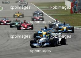 03.08.2003 Hockenheim, Deutschland, F1 am Hockenheimring, Start zum GP von Deutschland, Ralf Schumacher (D, 04), BMW WilliamsF1 Team, FW25, auf der Strecke (Track) vor Jarno Trulli (I, Renault F1 Team) - Sonntag, Formel 1 Grand Prix (GP), Großer Preis von Deutschland 2003 (Länge 4.574m, Baden Württemberg) - Alle Bilder auf www.xpb.cc, eMail: info@xpb.cc - Abdruck ist honorarpflichtig. c Copyrightnachweis: xpb.cc