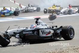 03.08.2003 Hockenheim, Deutschland, F1 am Hockenheimring, Start zum GP von Deutschland, CRASH / Unfall von Kimi Raikkonen, (Räikkönen, FIN, 06), West McLaren Mercedes, MP4-17D, auf der Strecke (Track) - Sonntag, Formel 1 Grand Prix (GP), Großer Preis von Deutschland 2003 (Länge 4.574m, Baden Württemberg) - Alle Bilder auf www.xpb.cc, eMail: info@xpb.cc - Abdruck ist honorarpflichtig. c Copyrightnachweis: xpb.cc