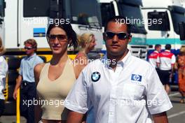 03.08.2003 Hockenheim, Deutschland, F1 am Hockenheimring, Connie Montoya (Ehefrau von Juan Pablo Montoya, BMW WilliamsF1) und Juan-Pablo Montoya (CO, BMW WilliamsF1) - Sonntag, Formel 1 Grand Prix (GP), Großer Preis von Deutschland 2003 (Länge 4.574m, Baden Württemberg) - Alle Bilder auf www.xpb.cc, eMail: info@xpb.cc - Abdruck ist honorarpflichtig. c Copyrightnachweis: xpb.cc
