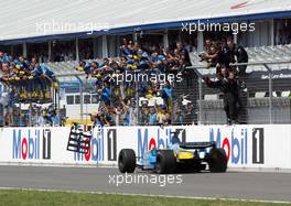 03.08.2003 Hockenheim, Deutschland, F1 am Hockenheimring, Rennen, FINISH, Jarno Trulli (I, 07), Mild Seven Renault F1 Team, R23, auf der Strecke (Track) - Sonntag, Formel 1 Grand Prix (GP), Großer Preis von Deutschland 2003 (Länge 4.574m, Baden Württemberg) - Alle Bilder auf www.xpb.cc, eMail: info@xpb.cc - Abdruck ist honorarpflichtig. c Copyrightnachweis: xpb.cc